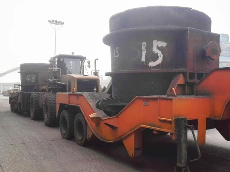 Кола черпак от разтопено желязо